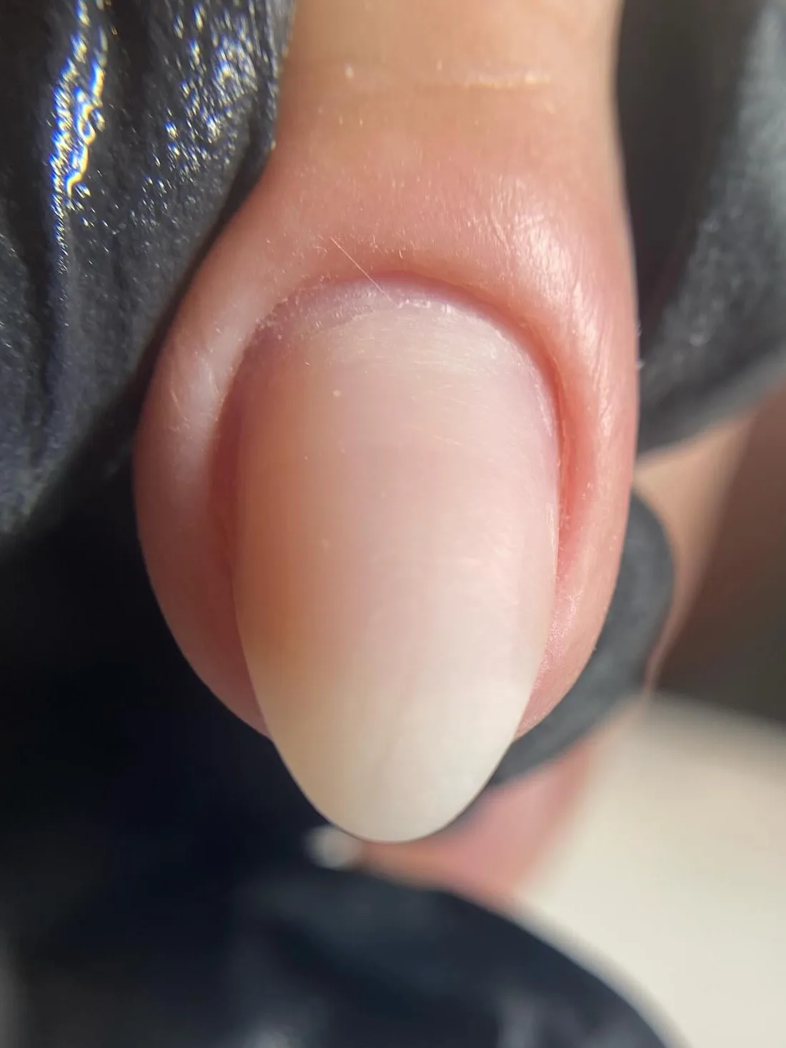A mesma unha antes e depois: de curta e descascando a alongada em gel, com acabamento natural