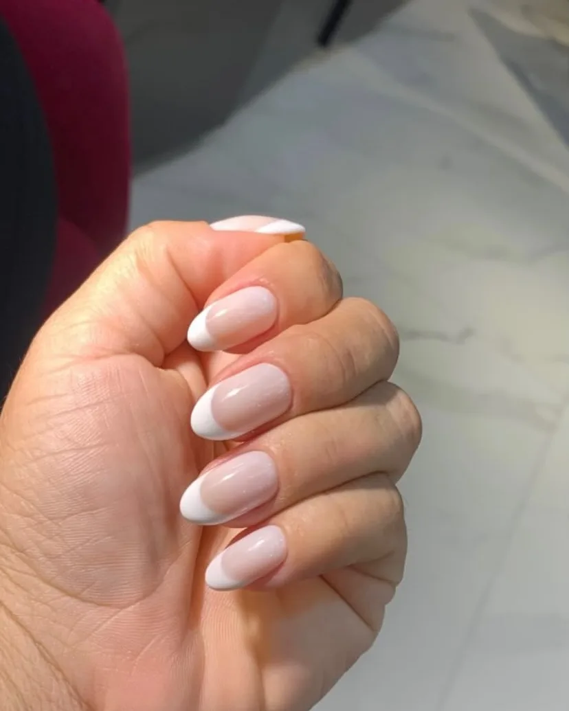 Francesinha branca clássica em unhas amêndoa