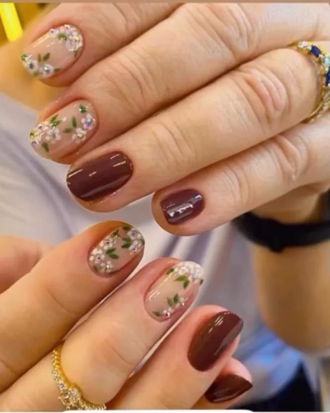 Unhas com florzinhas pintadas à mão e marrom escuro