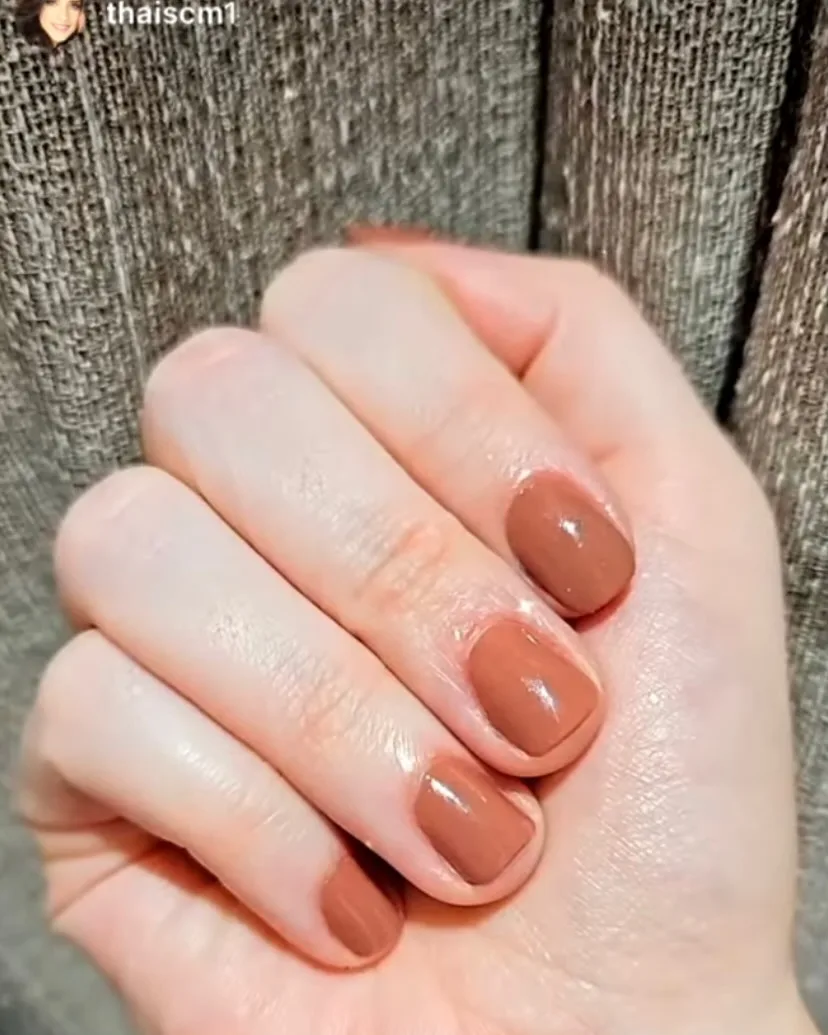 Unhas curtas em terracota, acabamento brilhante