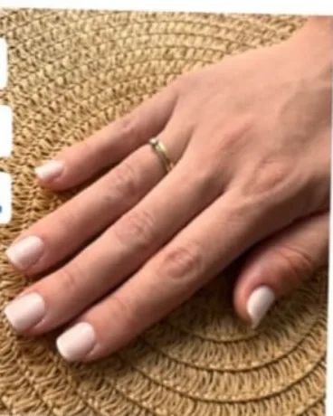 Francesinha rosa clara em unhas curtas