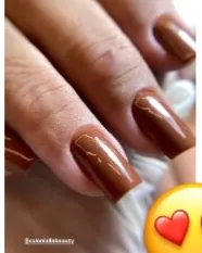 Unhas em marrom brilhante, formato quadrado