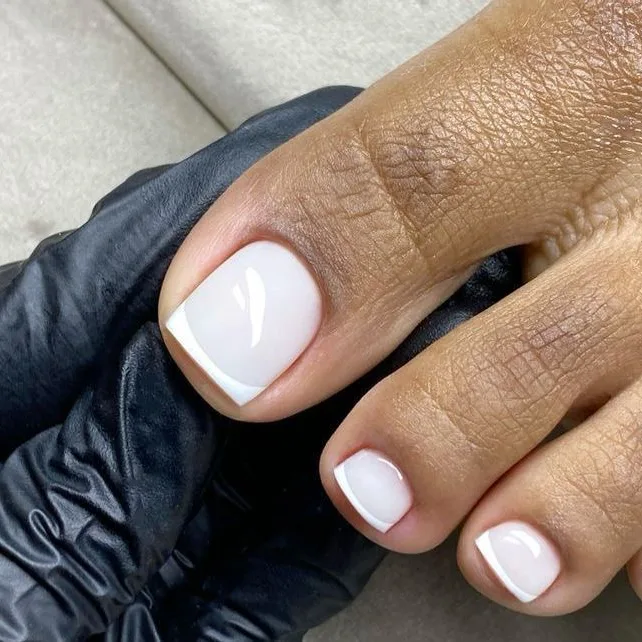 Pedicure com francesinha branca, unhas quadradas curtas