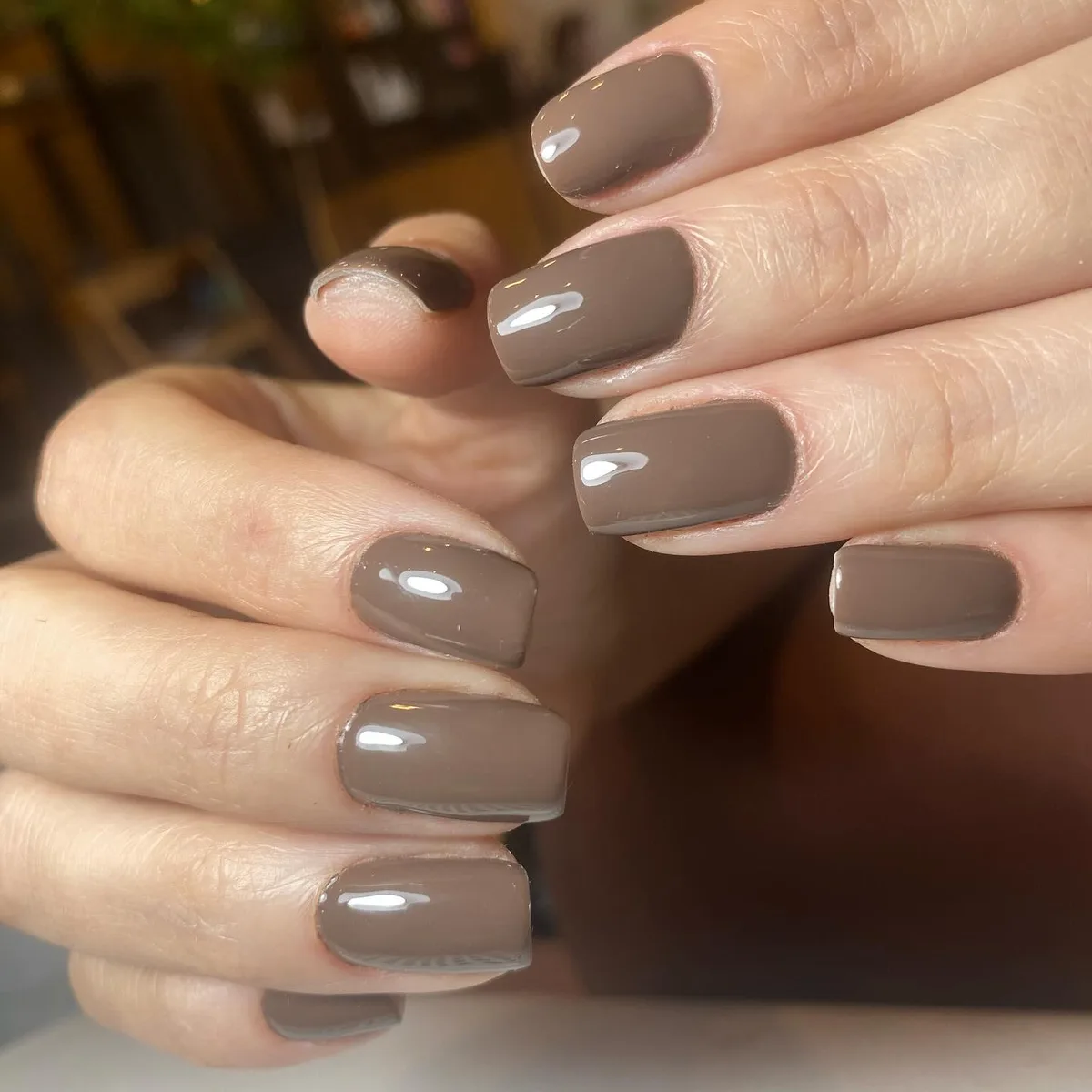 Taupe acinzentado em unha quadrada curta