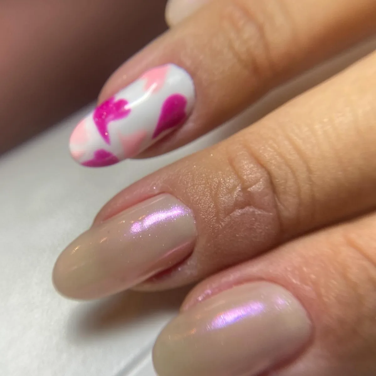 Nude com flor rosa pintada à mão