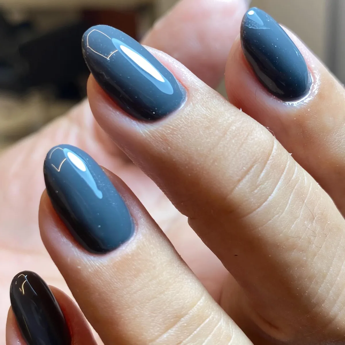 Azul-petróleo e preto em unhas amêndoa
