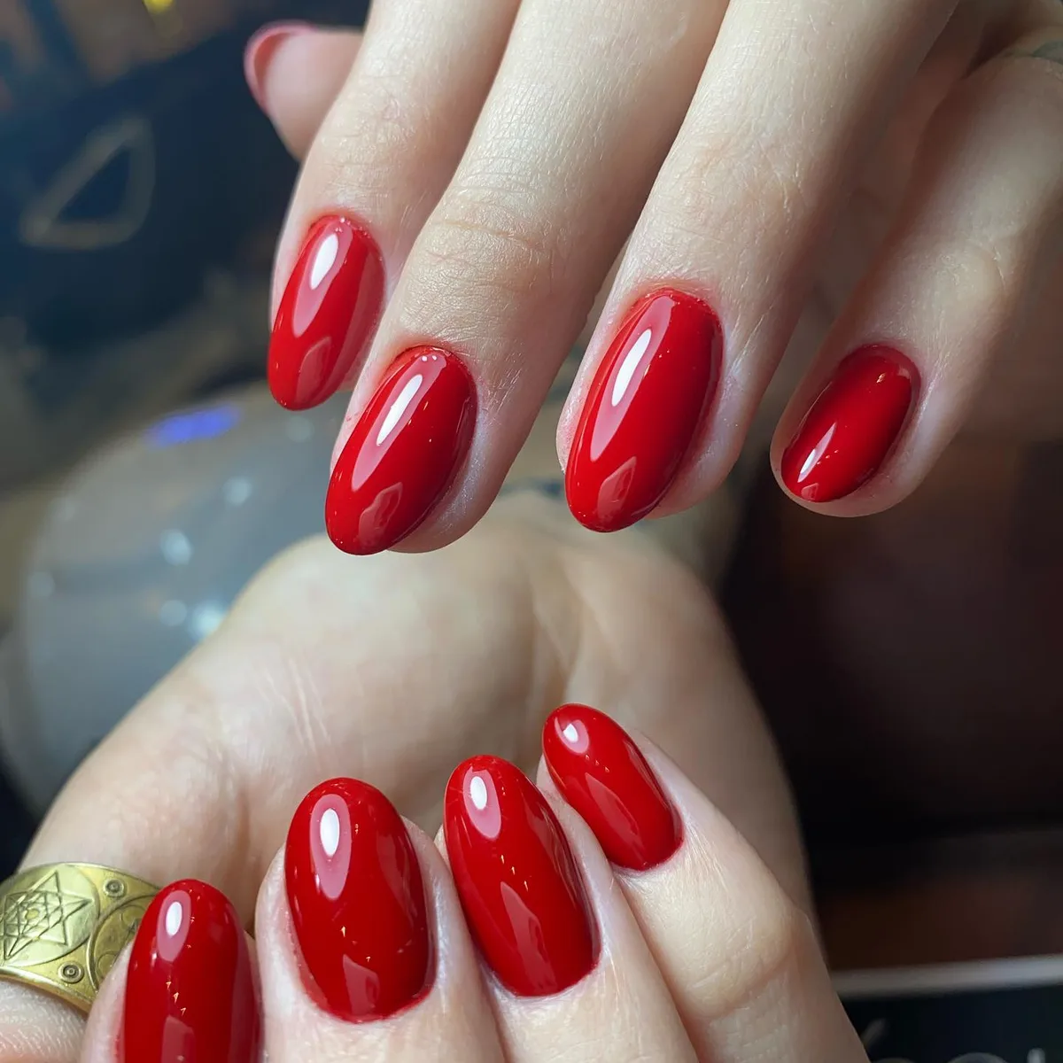 Vermelho clássico em unha amêndoa
