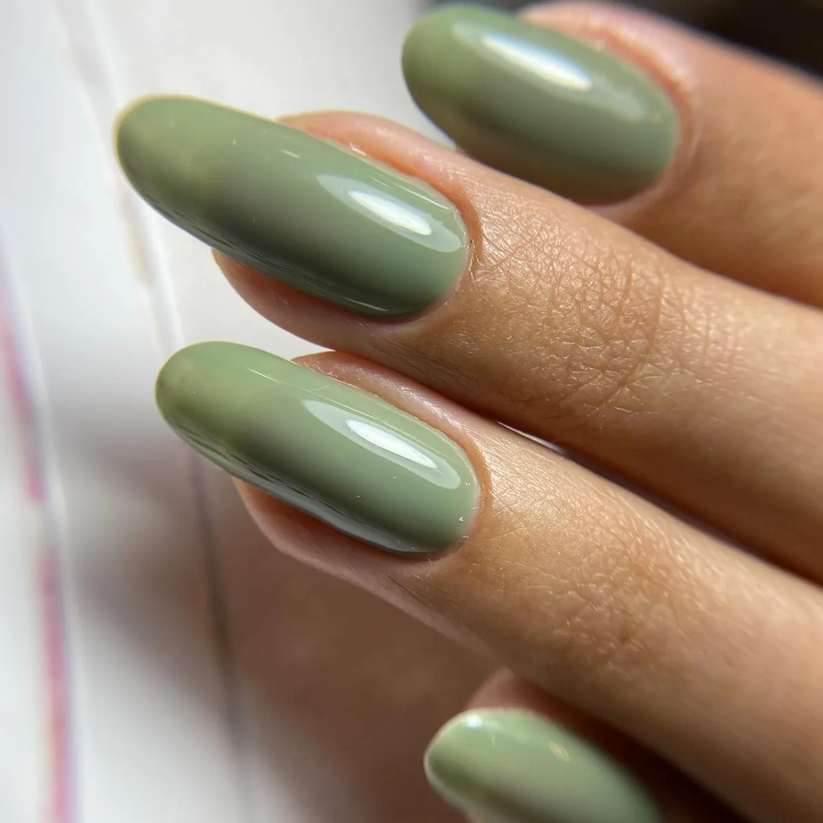 Verde-oliva em formato amêndoa