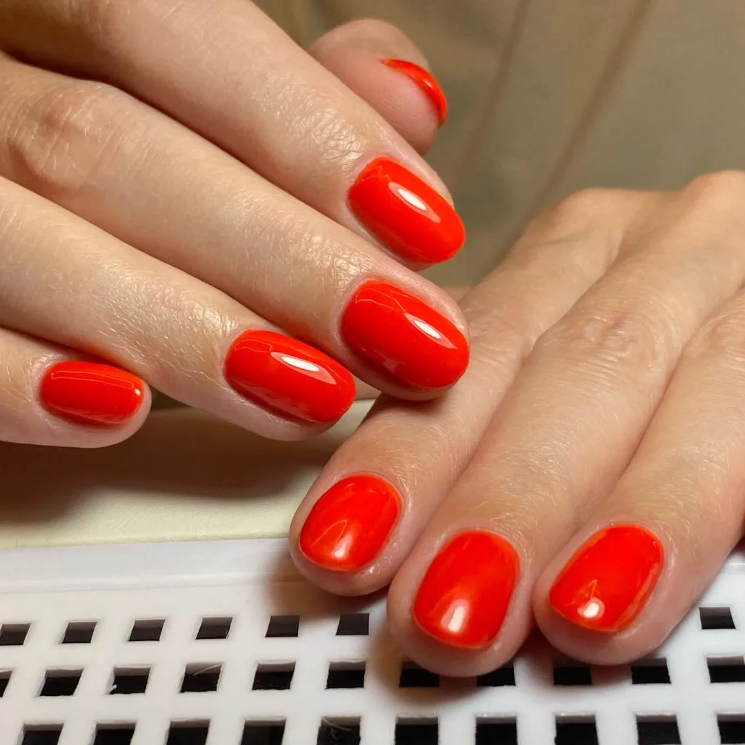 Vermelho em unha quadrada curta