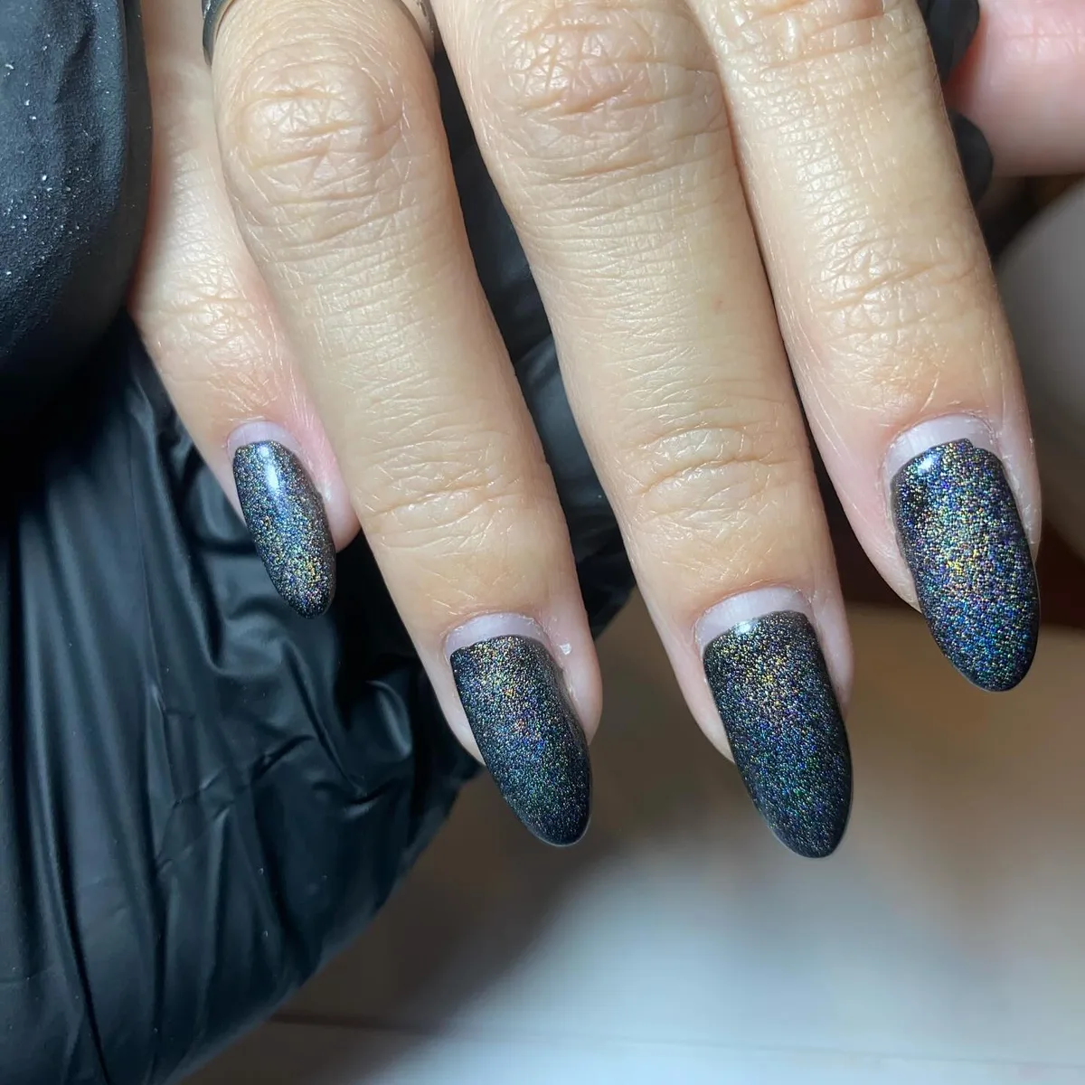 Grafite com glitter em unha amêndoa