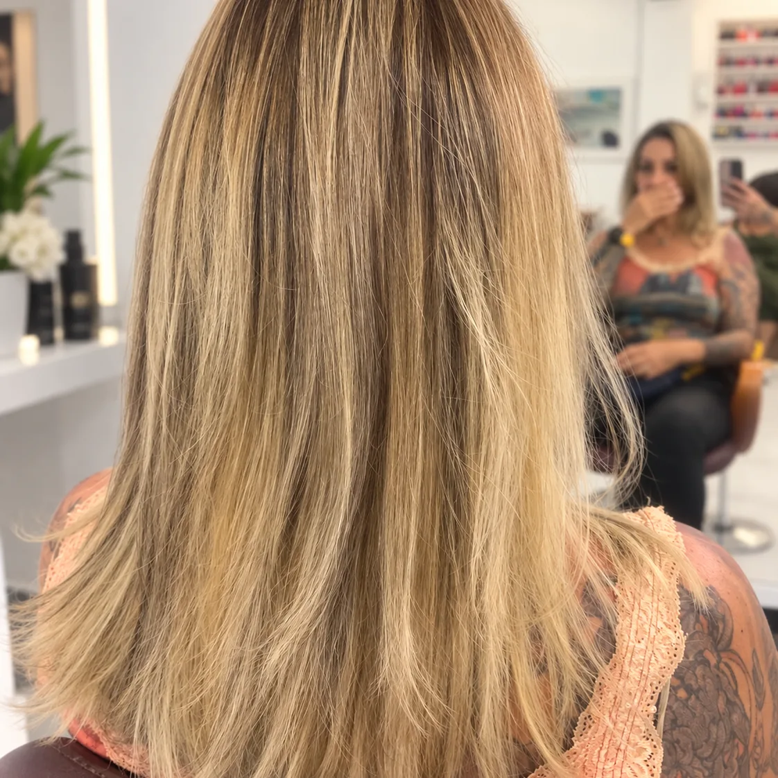 Cabelo loiro liso na altura dos ombros, visto de costas