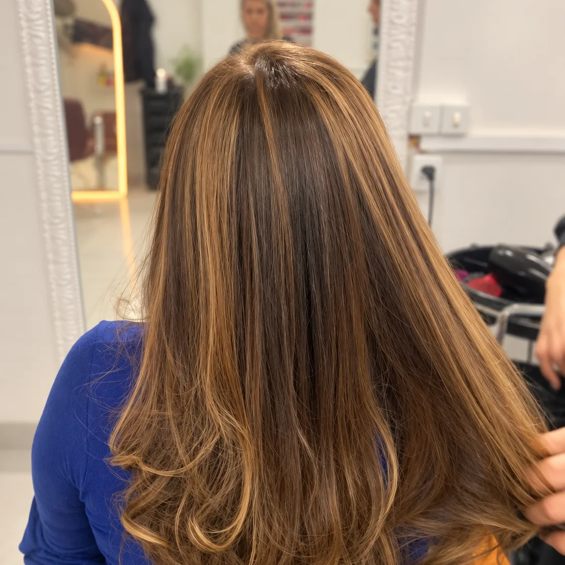 Cabelo castanho longo com mechas caramelo e pontas em camadas