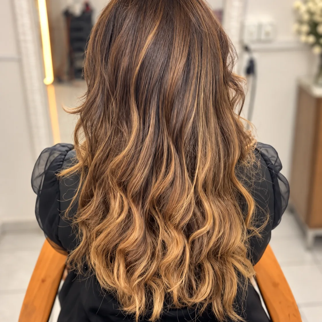 Cabelo castanho ondulado com mechas douradas