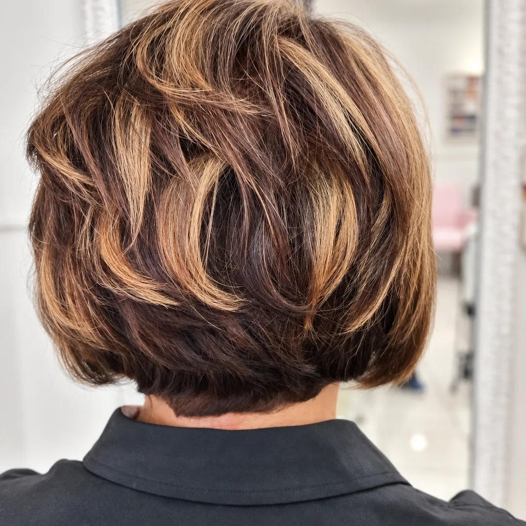 Chanel curto castanho com mechas mel, visto de costas