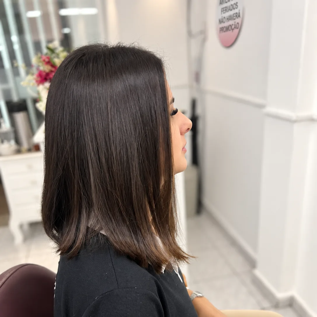 Long bob castanho escuro liso, visto de perfil
