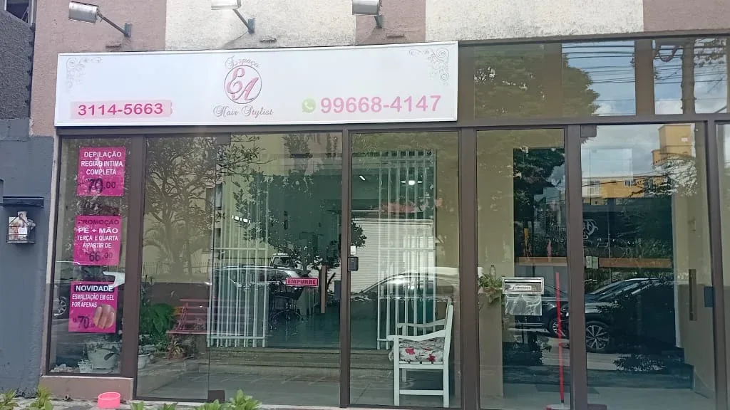 A fachada na Av. Iguaçu, com o letreiro branco