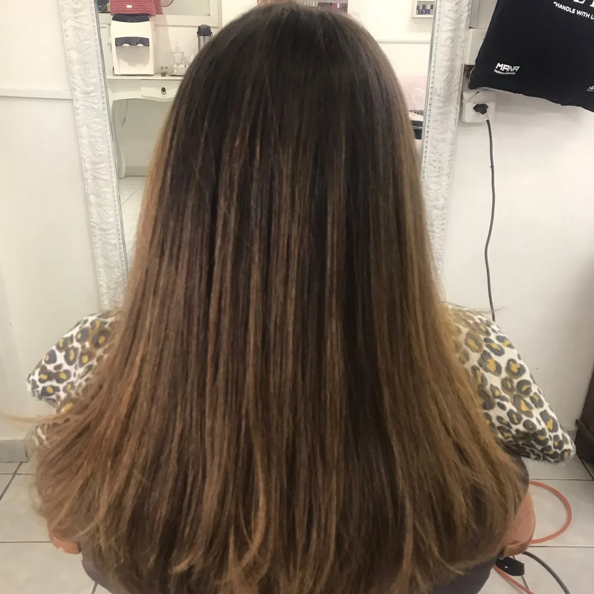 Morena iluminada, com mechas em camadas