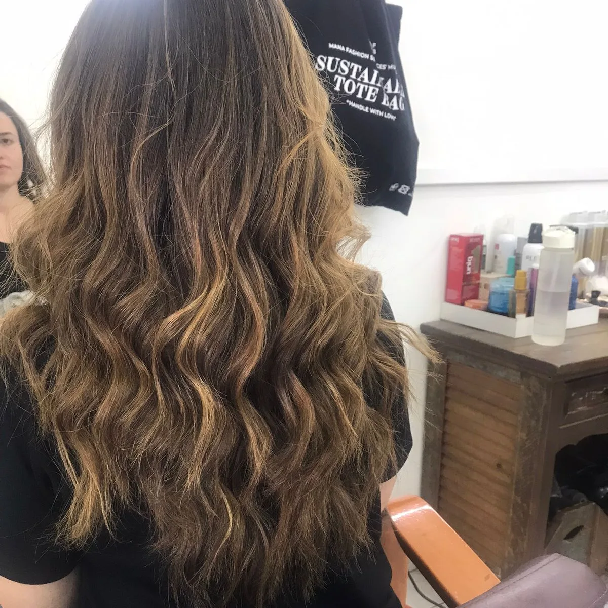 Cabelo ondulado com mechas claras