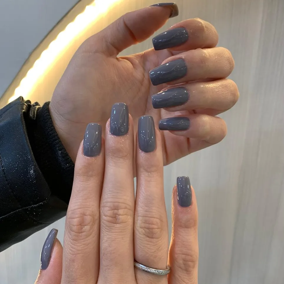 Unhas quadradas longas com esmalte cinza brilhante