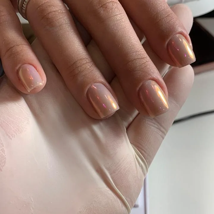Unhas quadradas curtas em nude perolado