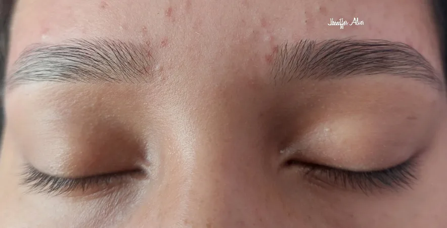 Sobrancelhas antes e depois do design, olhos fechados