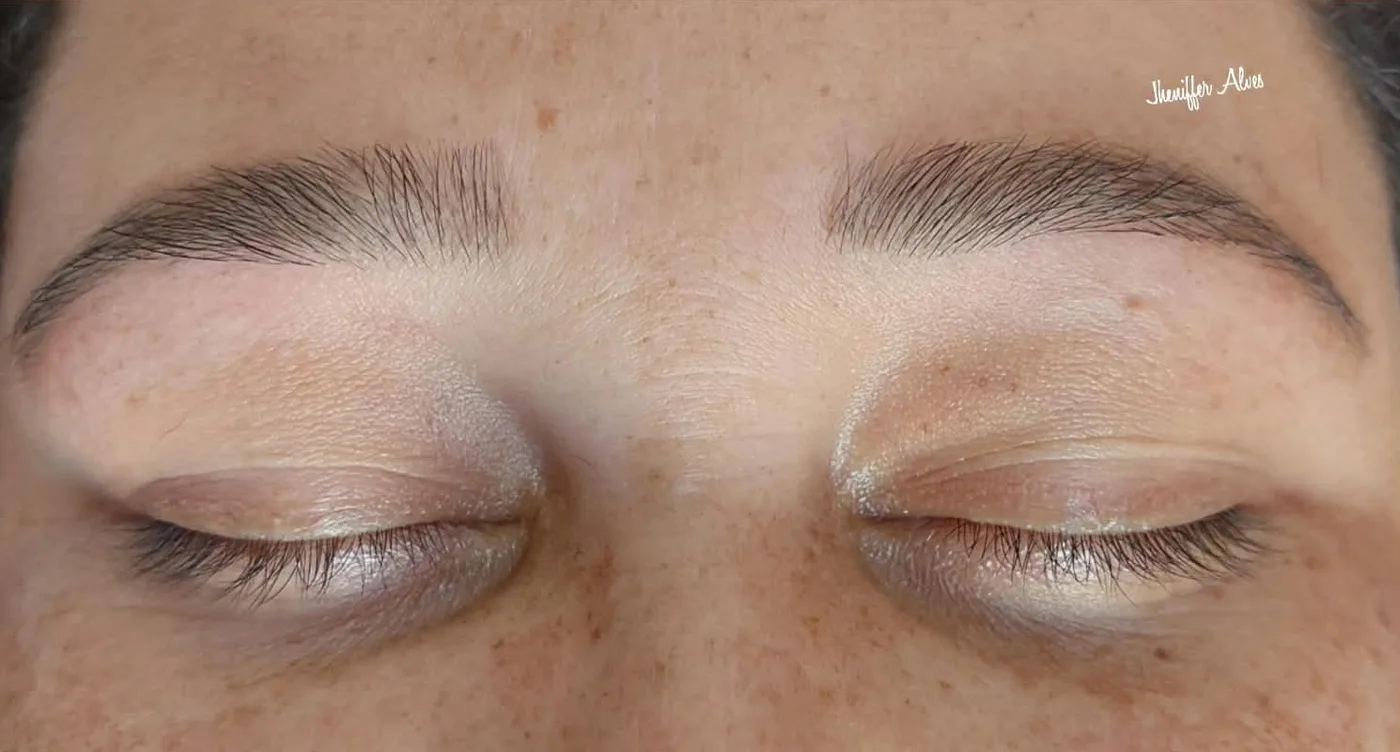 Sobrancelhas claras antes e depois do design