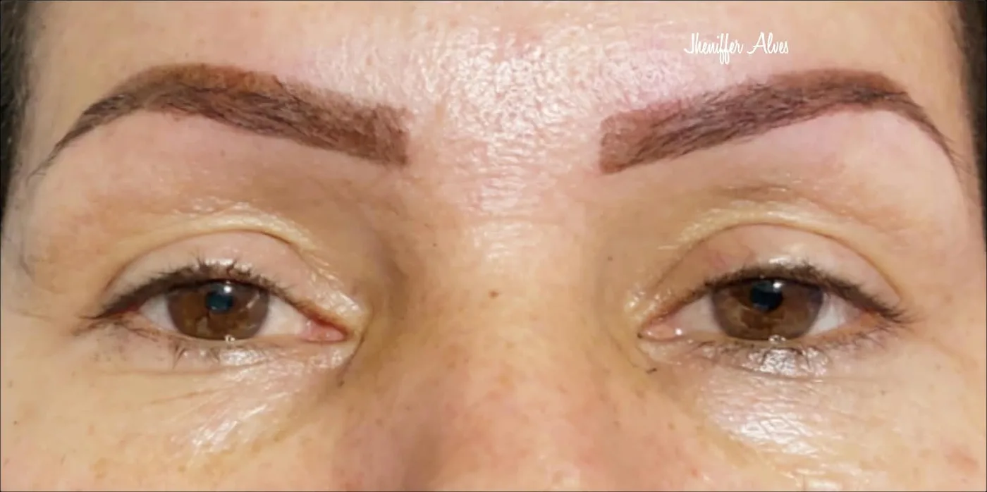Sobrancelhas antes e depois do design com henna