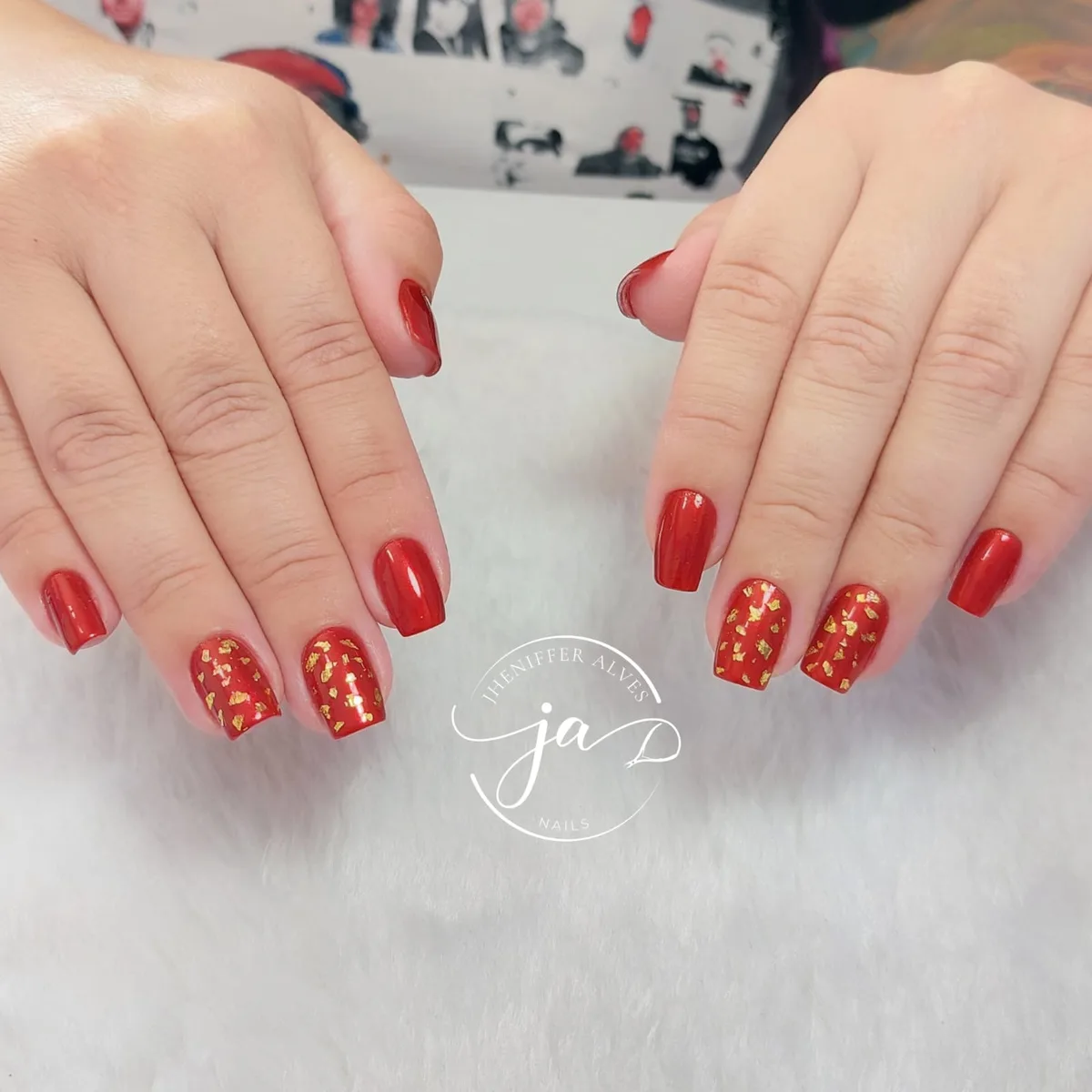 Unhas vermelhas com desenho dourado