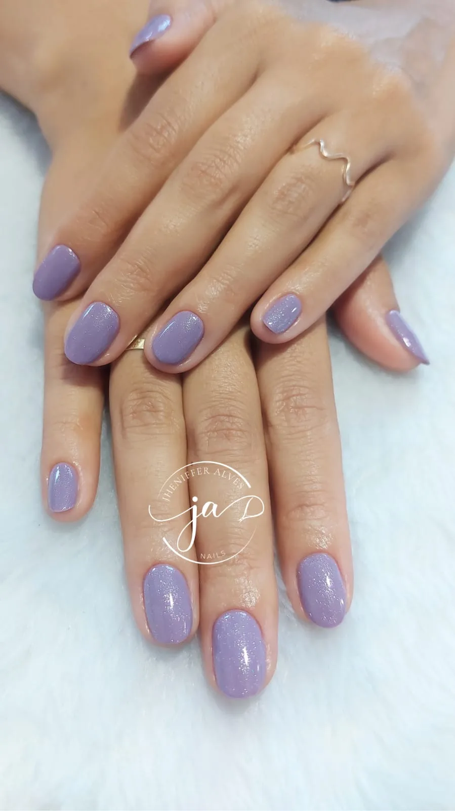 Unhas em lilás
