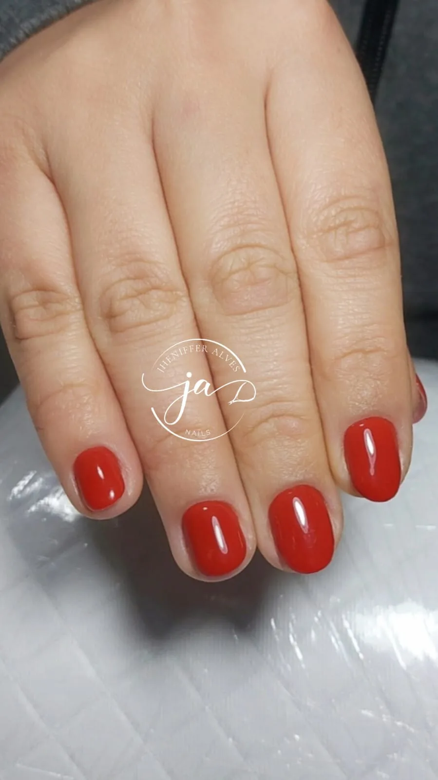 Unhas curtas em vermelho