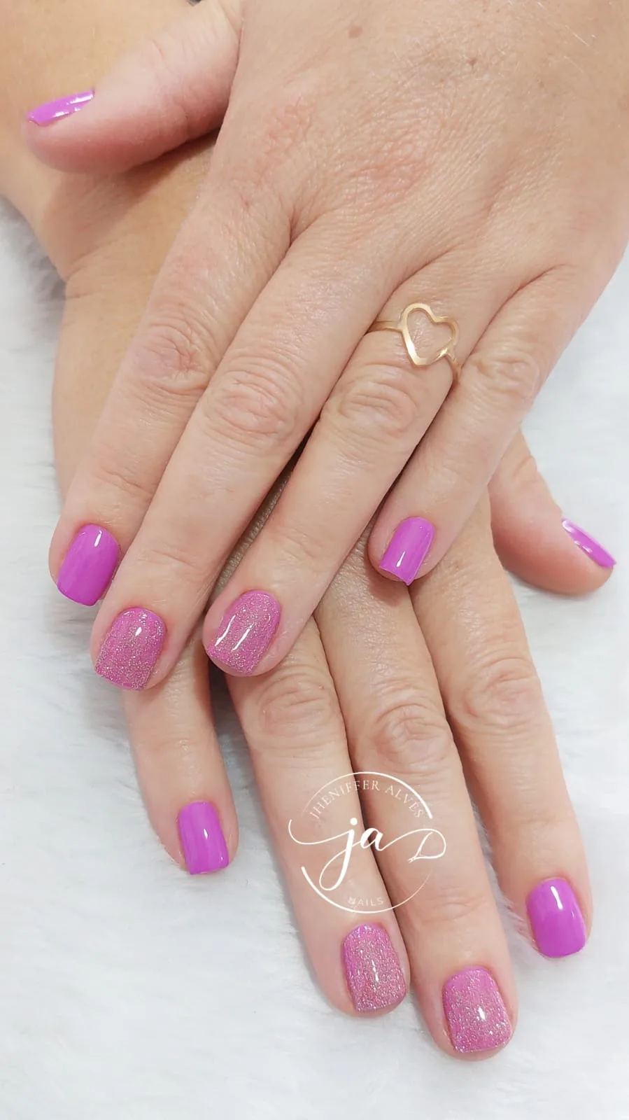 Unhas em rosa pink e lilás