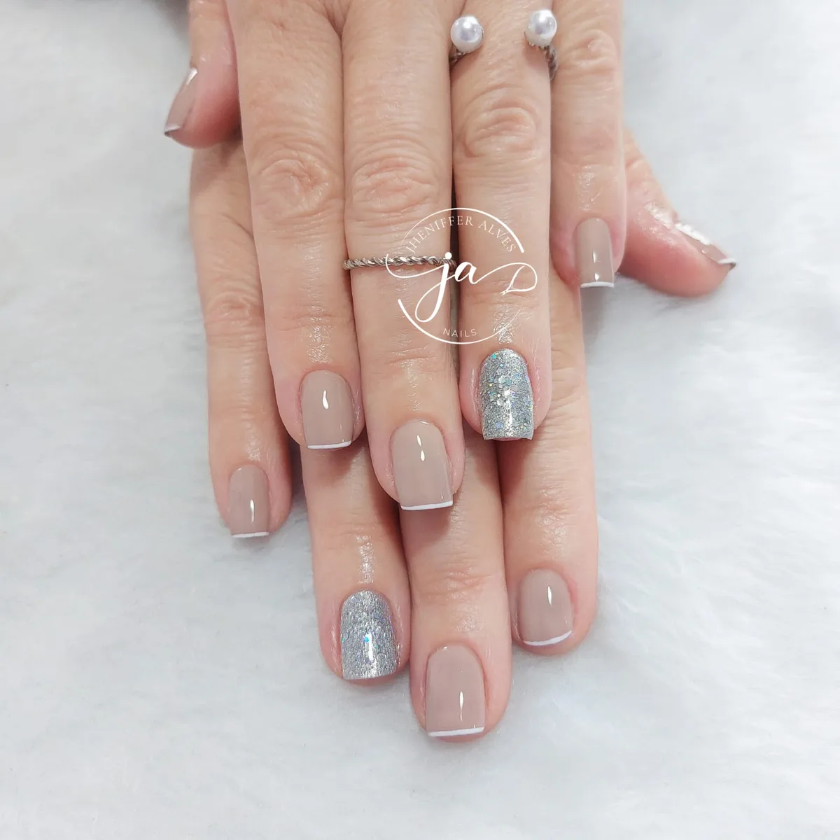 Unhas nude com detalhe prateado