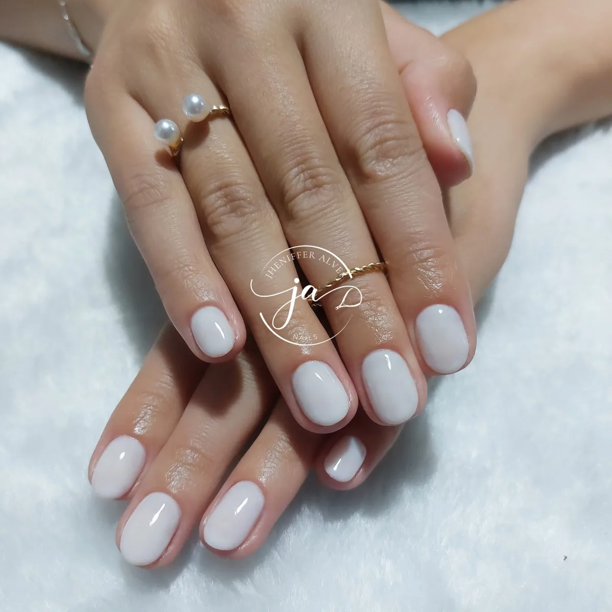 Unhas em branco leitoso