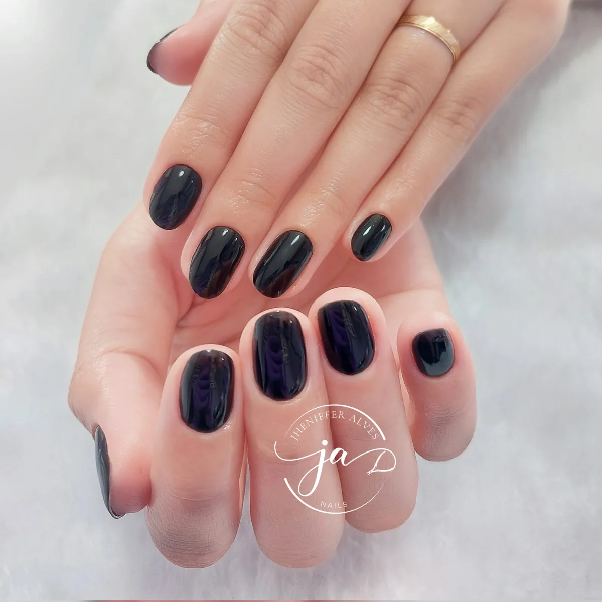 Unhas em azul marinho escuro