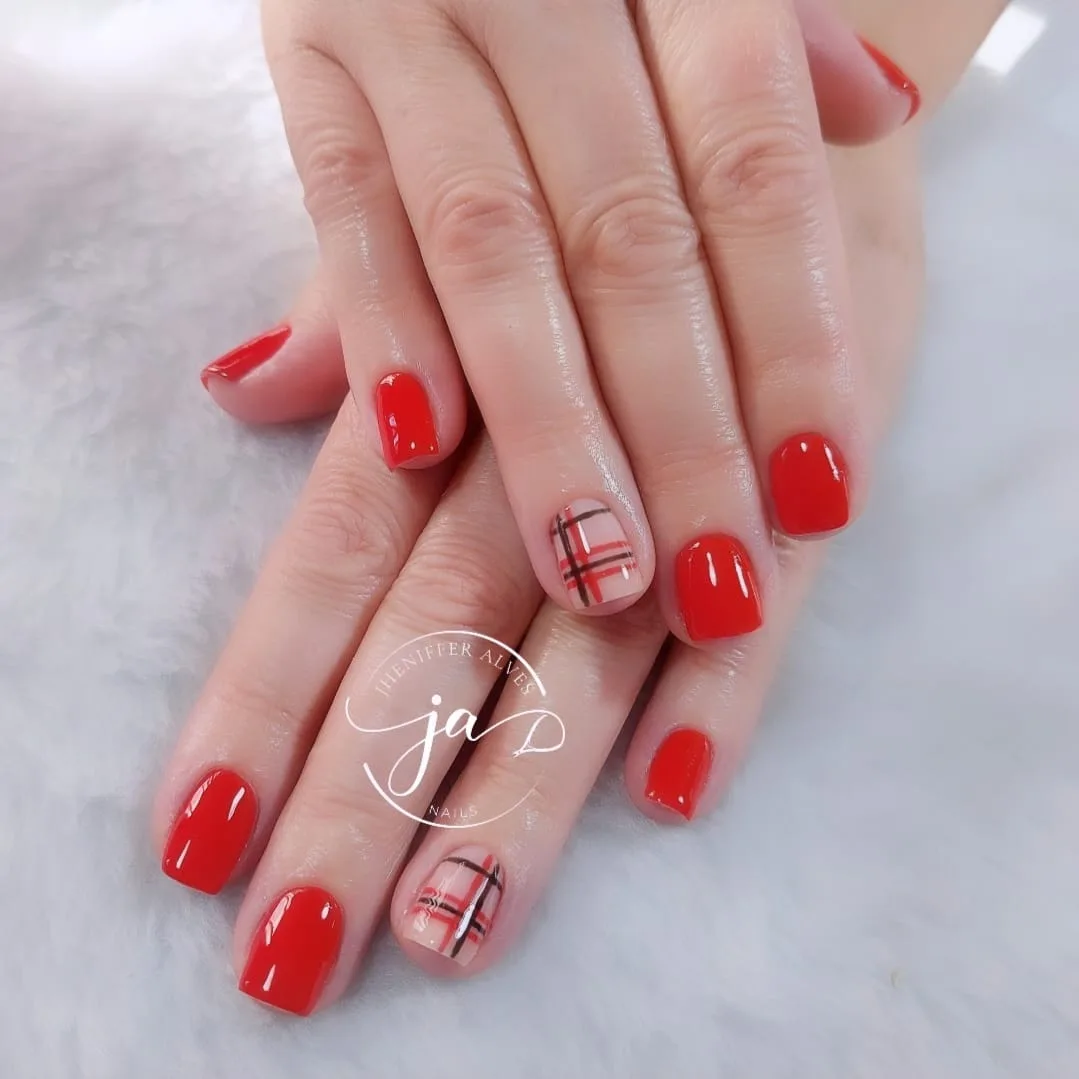 Unhas vermelhas com desenho branco