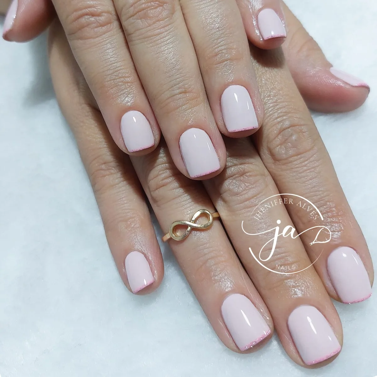 Unhas nude com filete fino