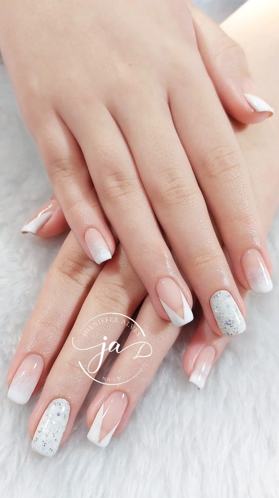 Unhas nude com francesinha e glitter prateado