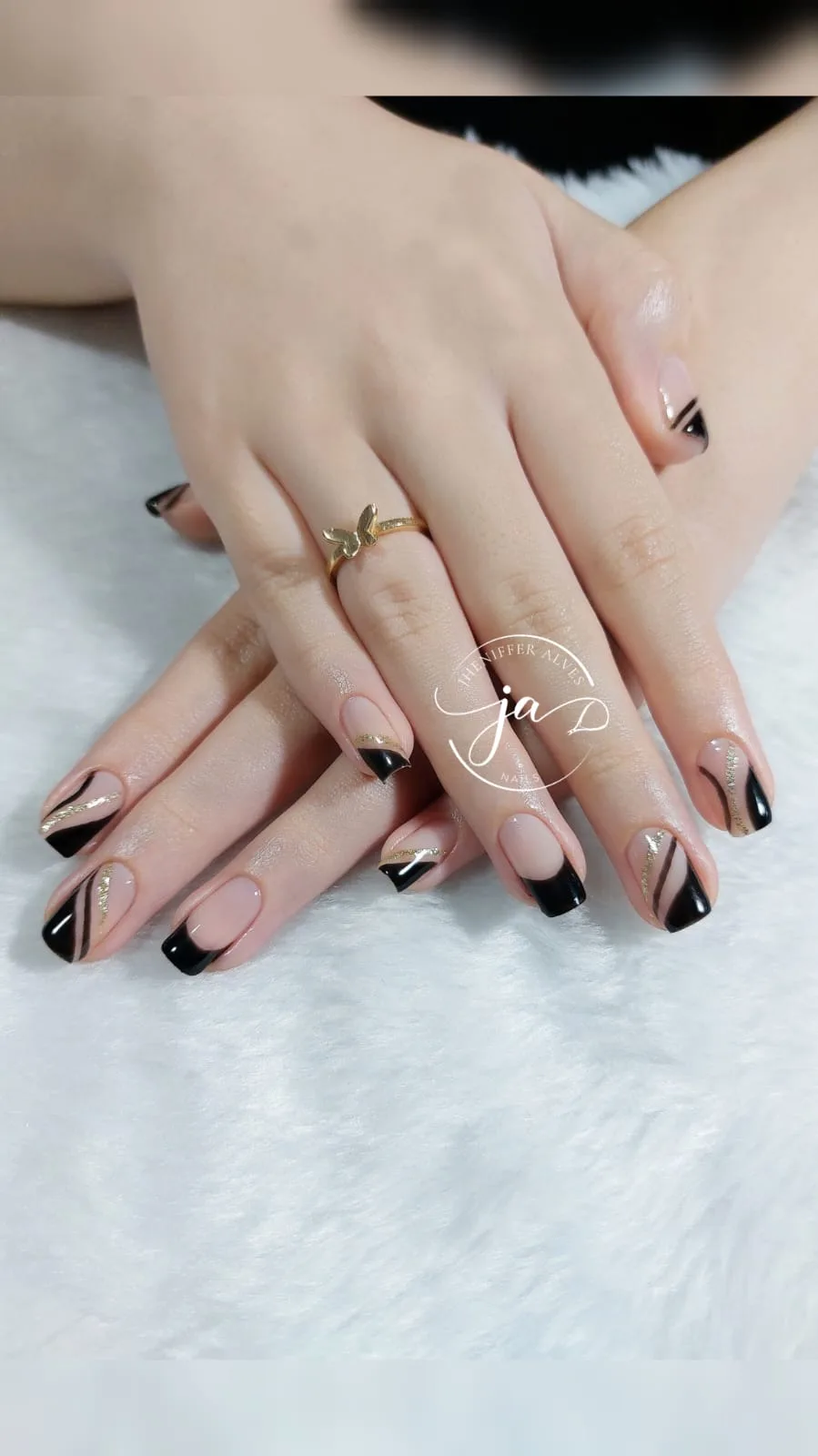 Unhas pretas e nude com desenho à mão