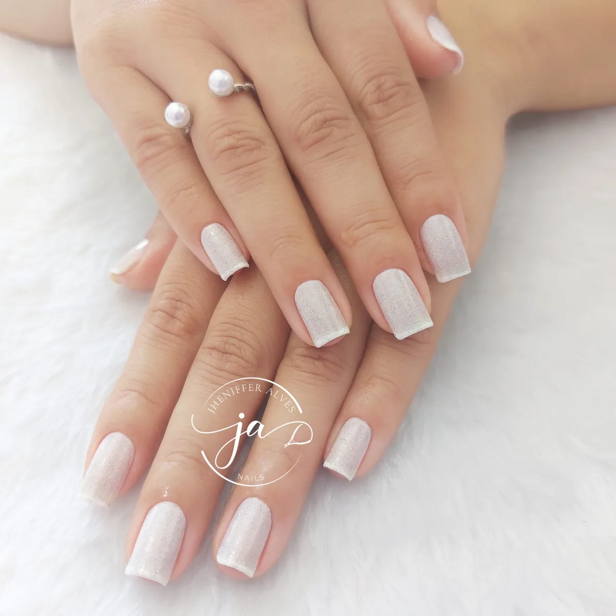 Unhas quadradas em branco leitoso