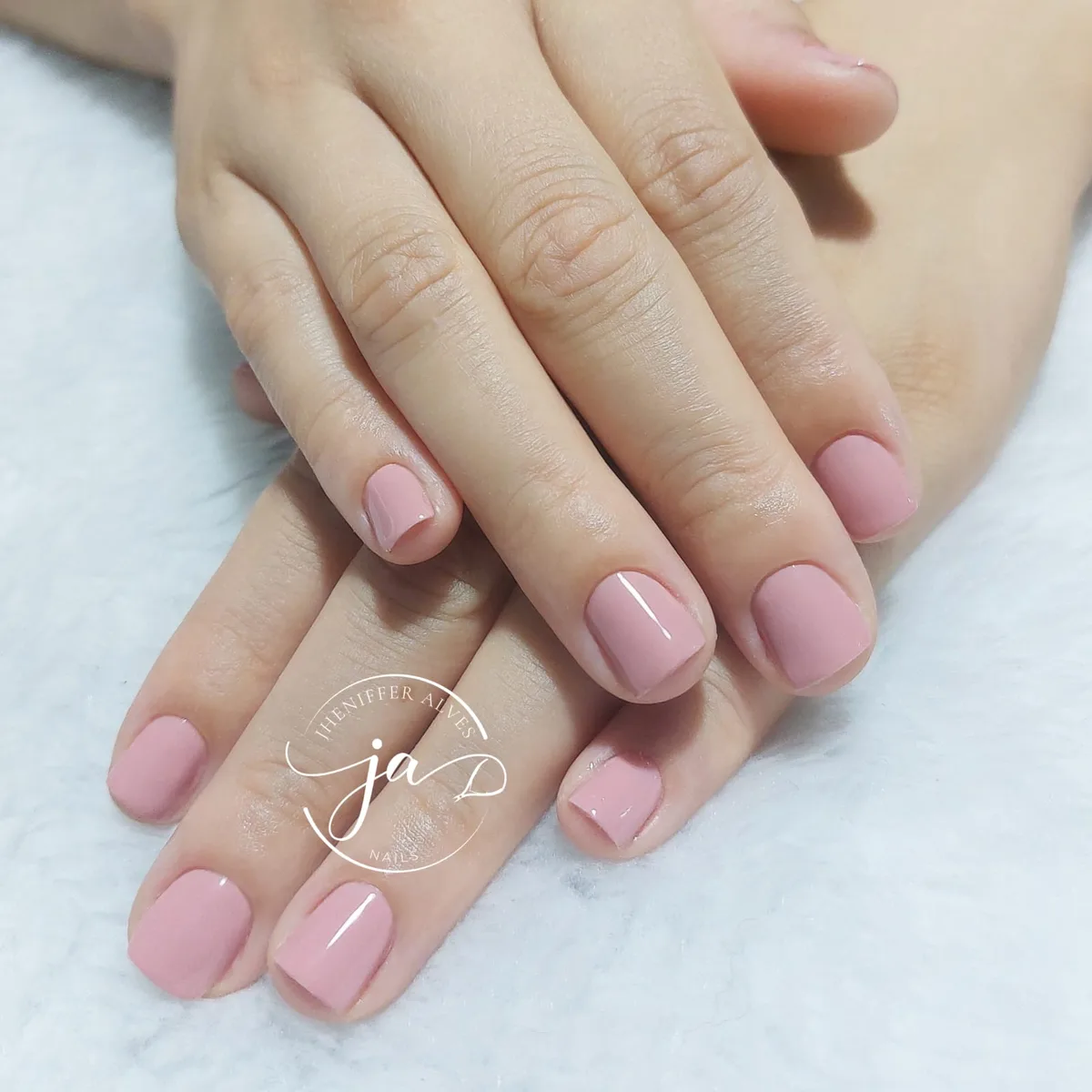 Unhas em rosa claro