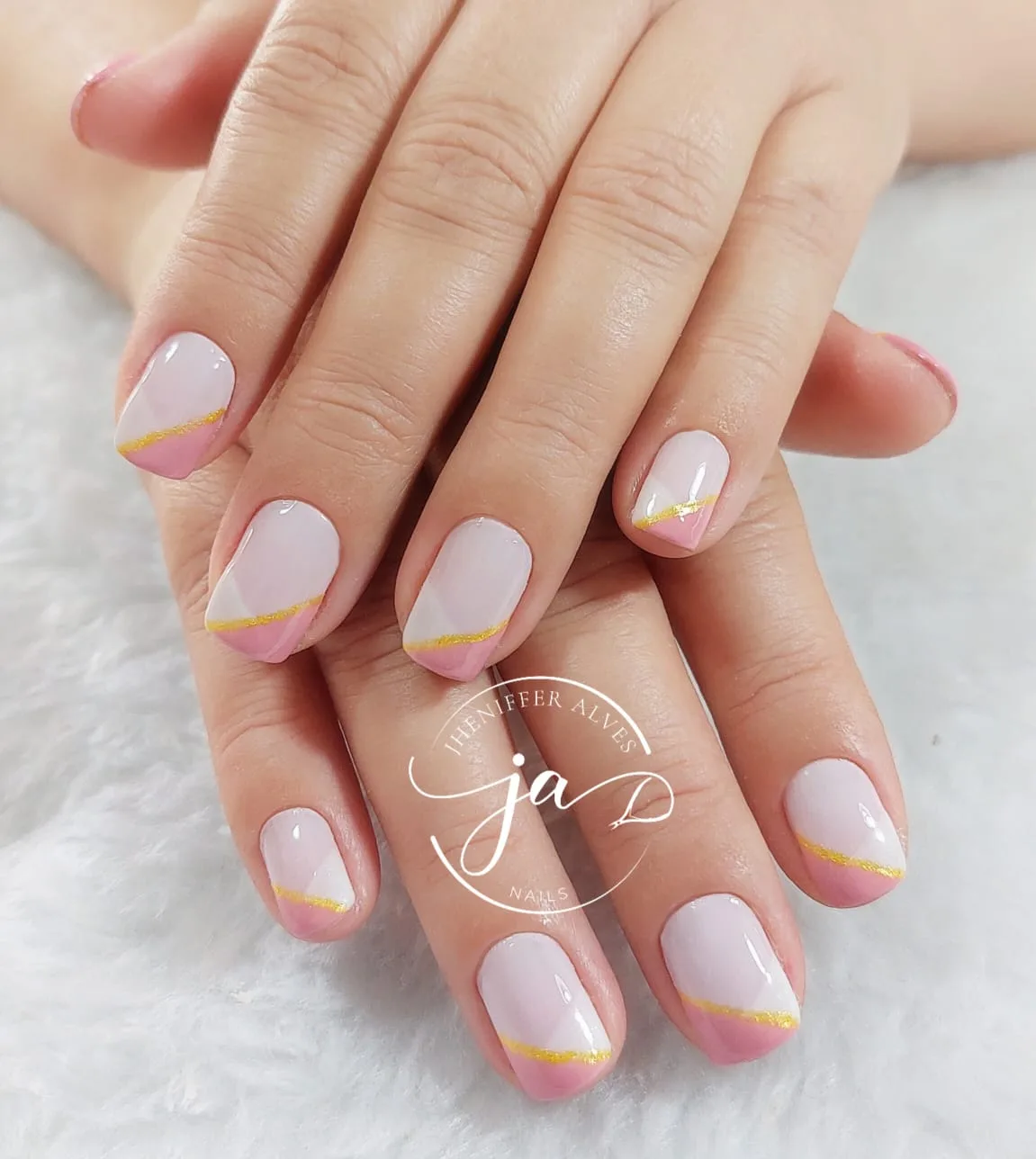Unhas em nude leitoso