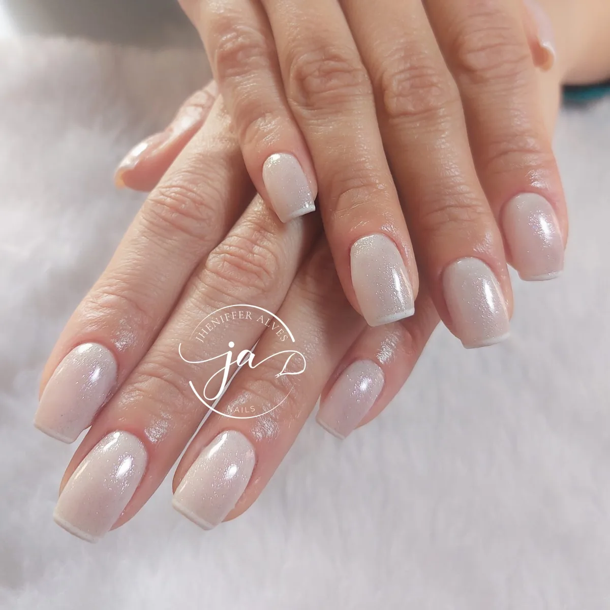 Unhas nude com brilho