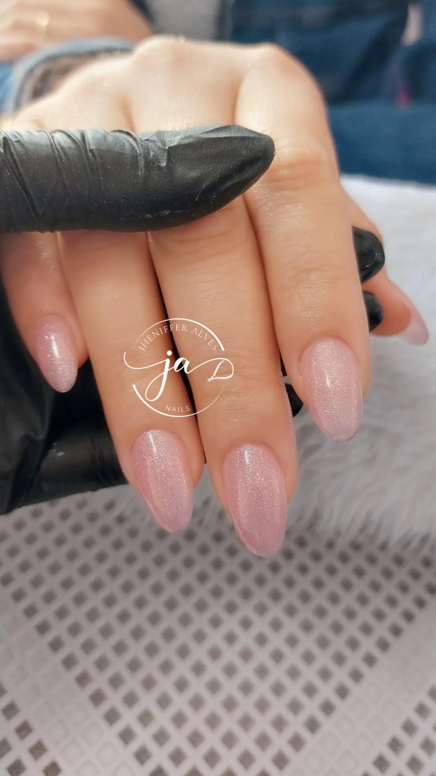 Unhas em rosa claro com degradê