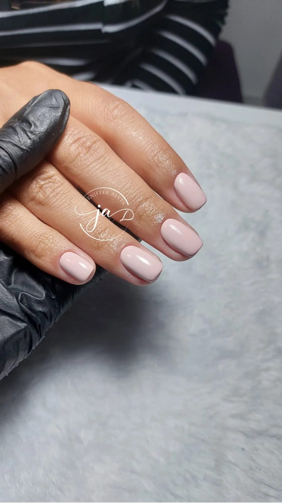 Unhas em nude claro