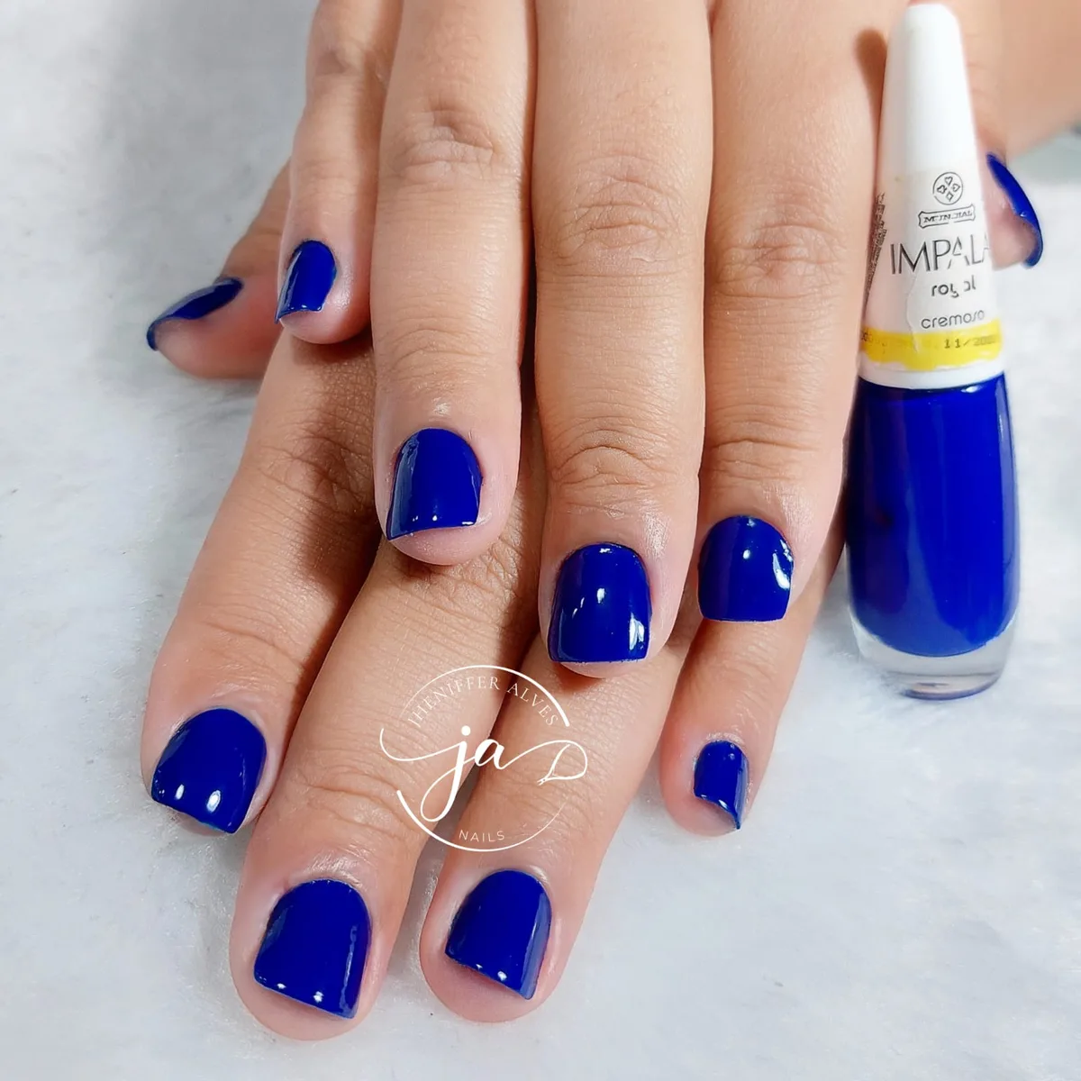 Unhas em azul royal