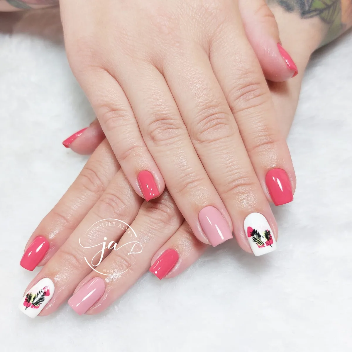 Unhas em rosa escuro com detalhe branco