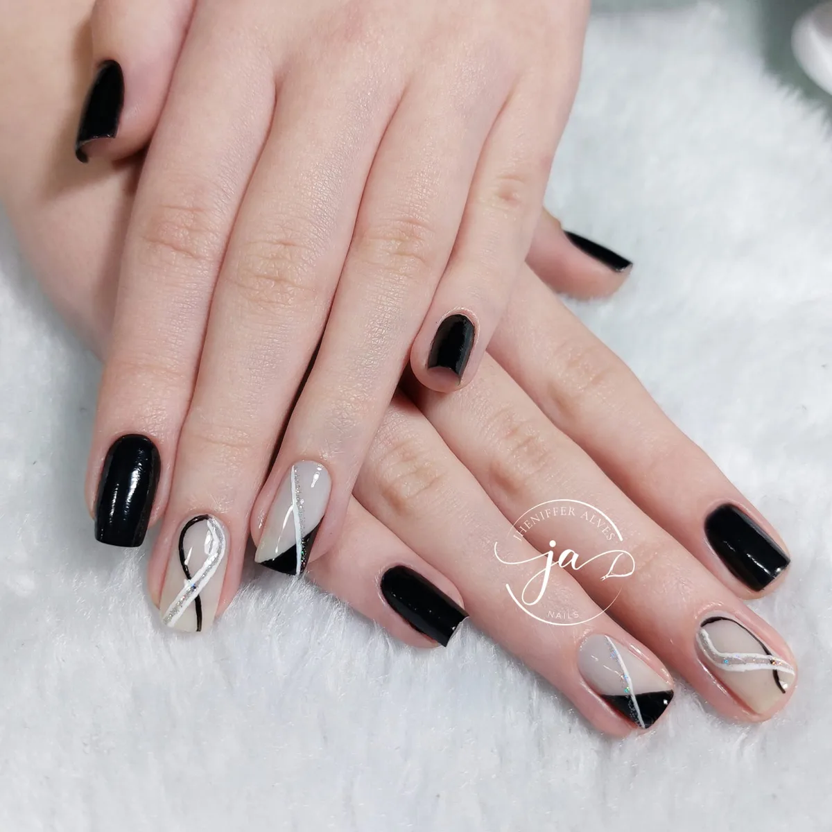 Unhas pretas e nude com linhas finas