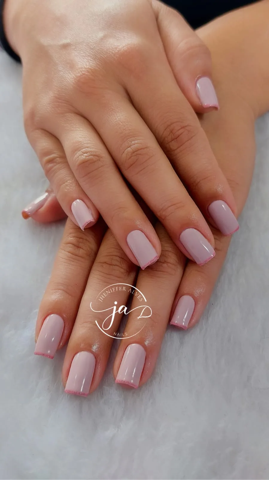 Unhas em nude rosado, formato quadrado