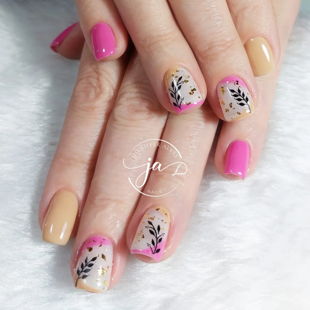 Unhas em rosa pink com desenho floral