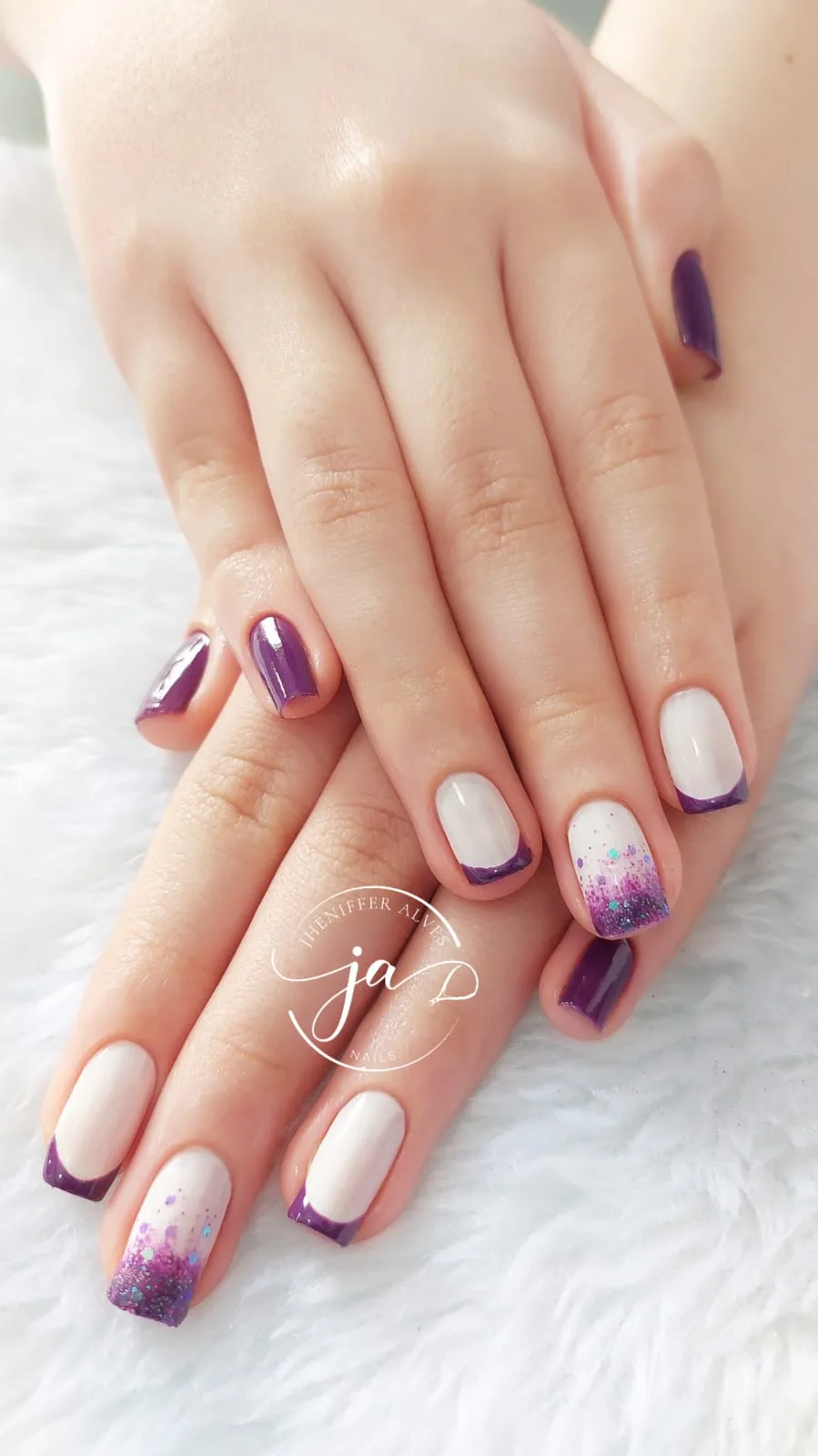 Unhas em vinho e branco com desenho